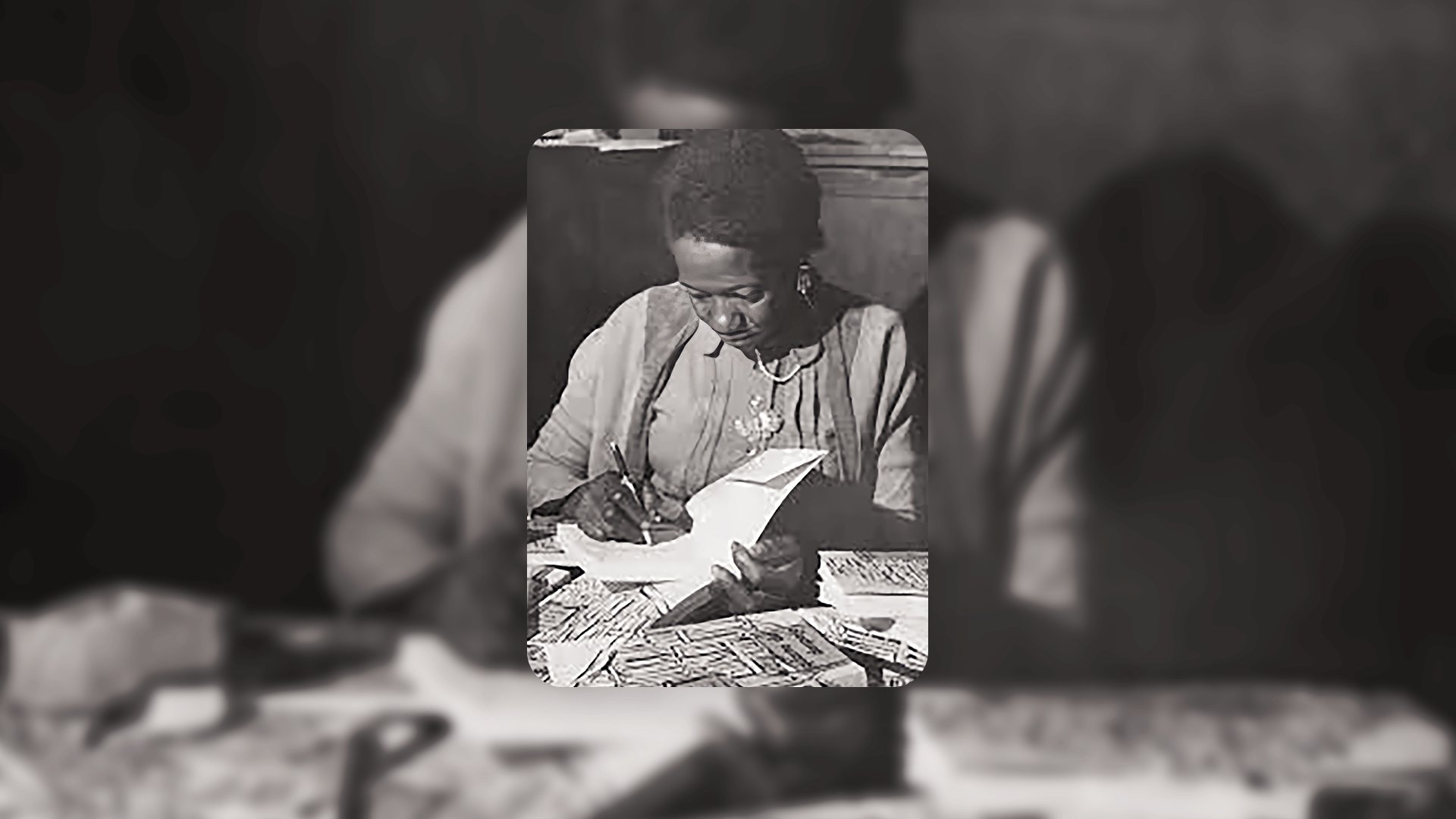 Fotografia de Carolina de Maria de Jesus escrevendo. Ela foi uma das autoras negras do Brasil.