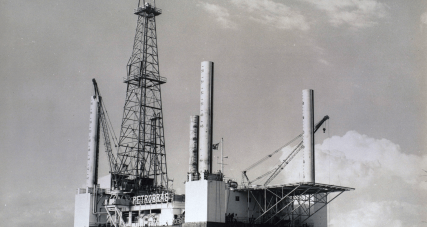 Foto antiga, em preto e branco, de plataforma P-1 no Rio