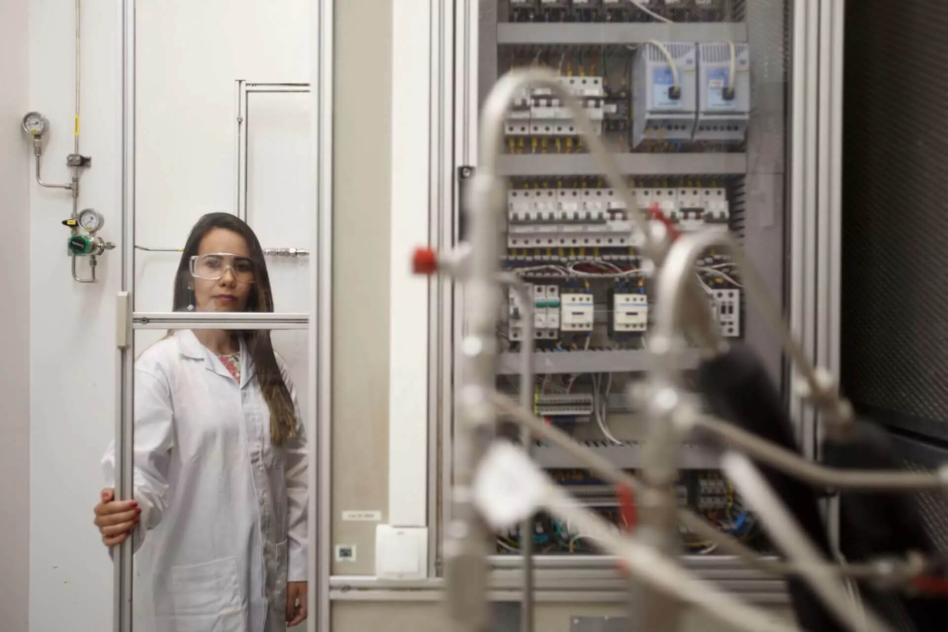 Funcionária com carreira na Petrobras olhando para a câmera, em um laboratório do Cenpes.