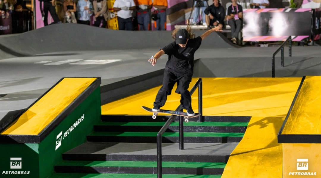 Atleta realizando manobra no skate