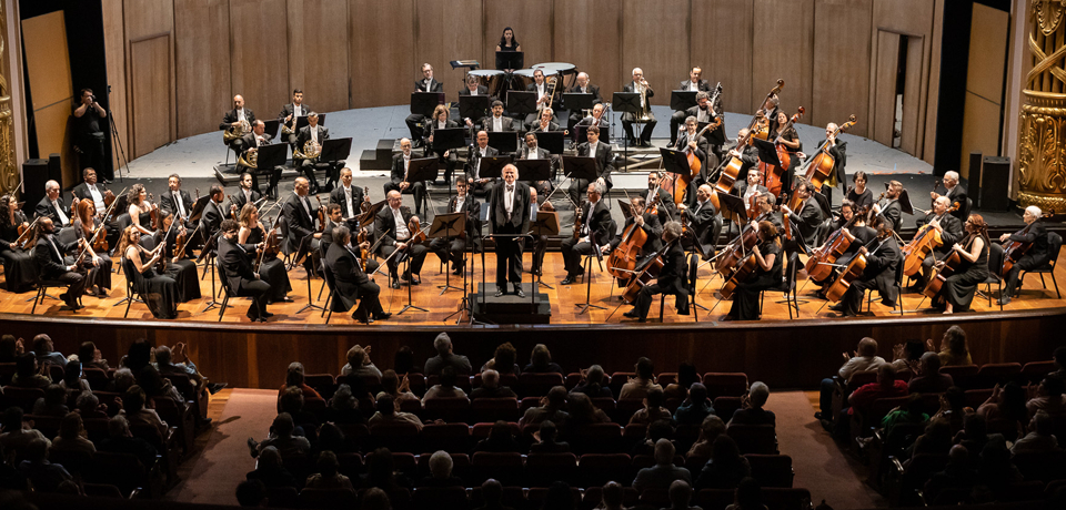 palco com Orquesta Petrobras se apresentando e plateia