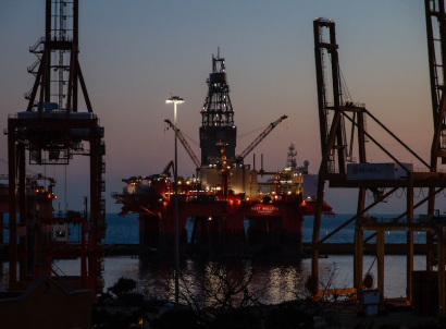 Fotografia noturna de uma plataforma offshore da Petrobras.