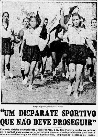 Capa de jornal com foto em preto e branco de mulheres em uniforme de futebol, com a manchete “Um disparate sportivo que não deve proseguir”.