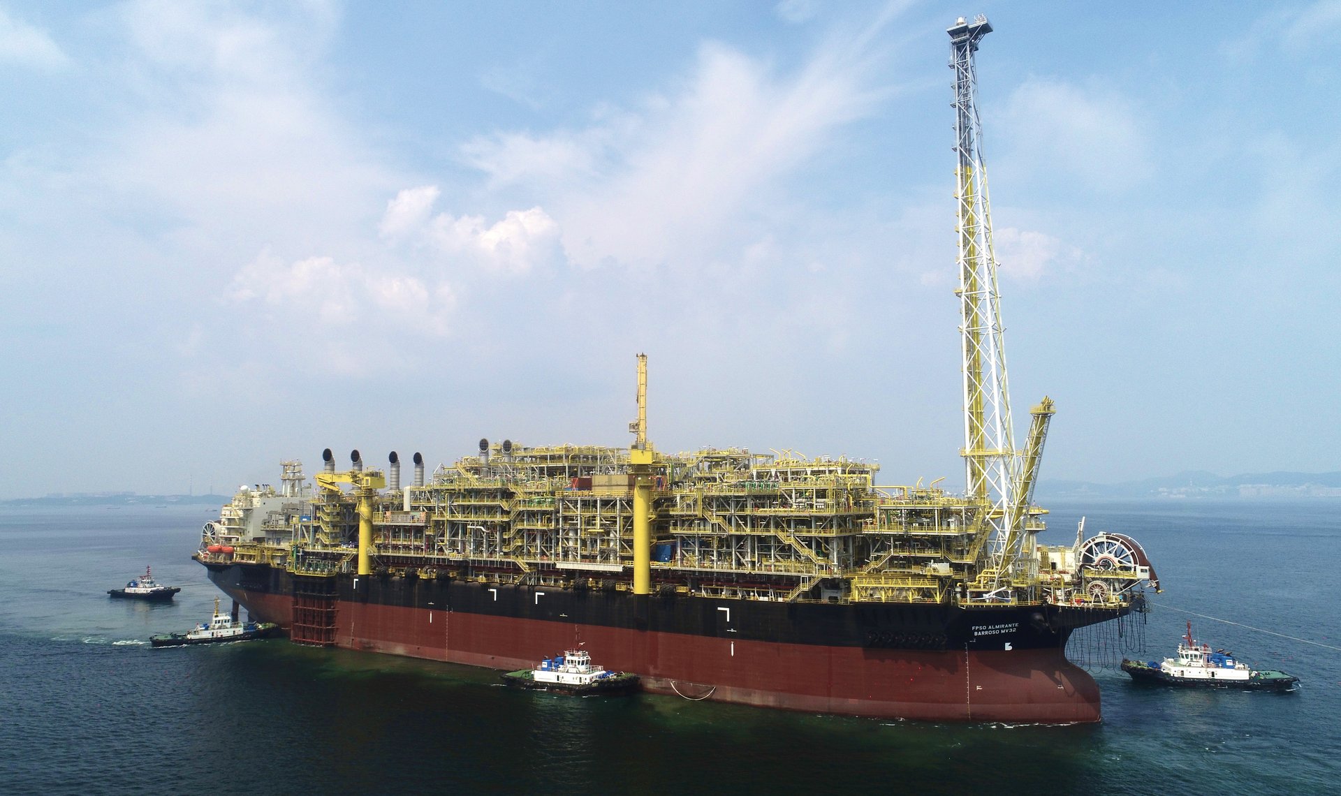 Fotografia diurna da plataforma FPSO Almirante Barroso, no mar, no campo de Búzios