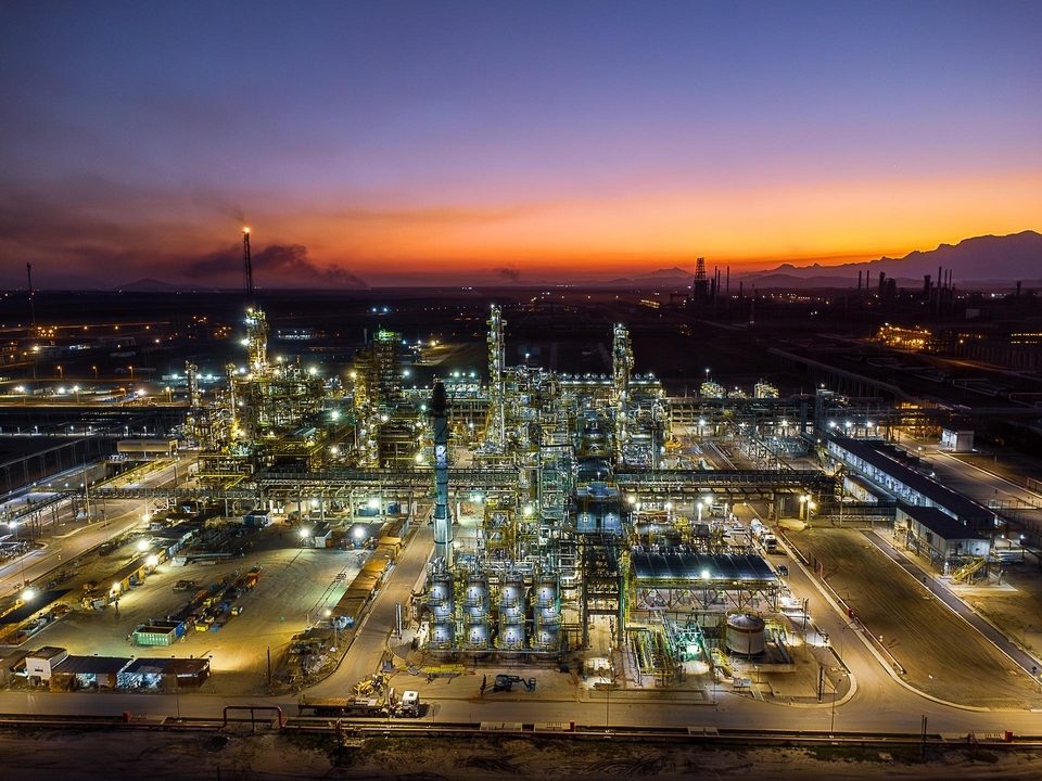 Visão aérea noturna do Complexo de Energias Boaventura iluminado.