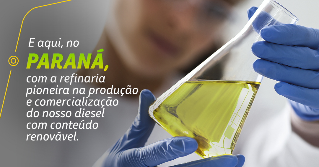 Mulher com jaleco branco segurando um frasco de vidro com óleo dentro.