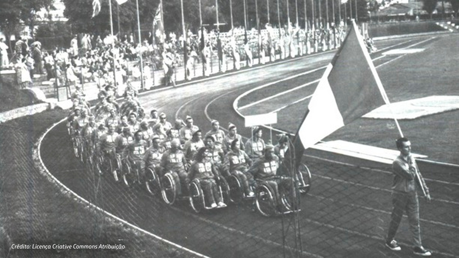 Vários atletas paralímpicos em pista oval de corrida
