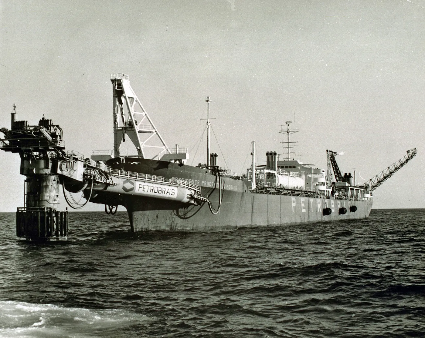 Foto em preto e branco da plataforma FPSO PP-Moraes em Garoupa, antes de ser renomeada para P-34.