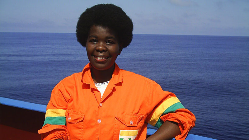 Foto de Gloria Cezar em uma plataforma offshore. Ela é negra, de cabelos curtos, e veste uniforme da Petrobras.
