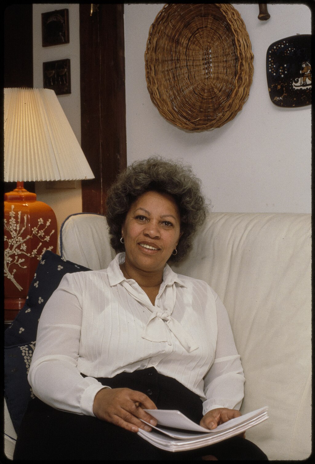 Escritora Toni Morrison com folhas na mão.