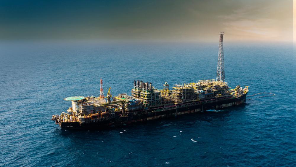 Vista aérea de plataforma offshore na Bacia de Campos.