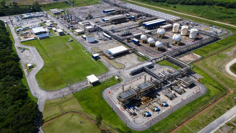 Fotografia aérea diurna da Unidade de Tratamento de Gás de Caraguatatuba da Petrobras.