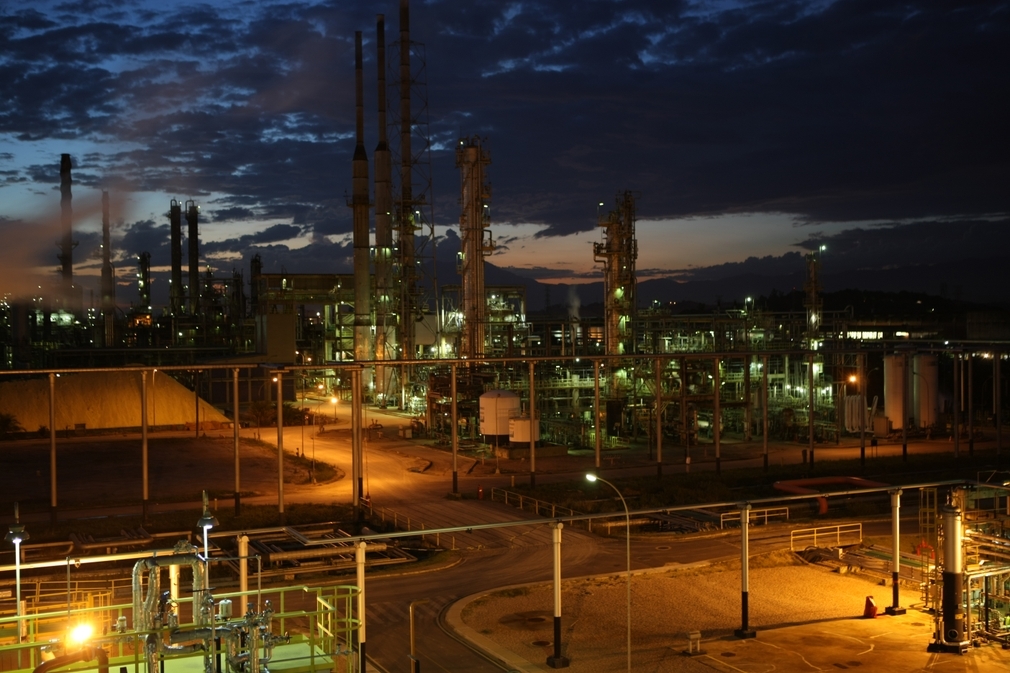 Refinaria Duque de Caxias iluminada à noite.