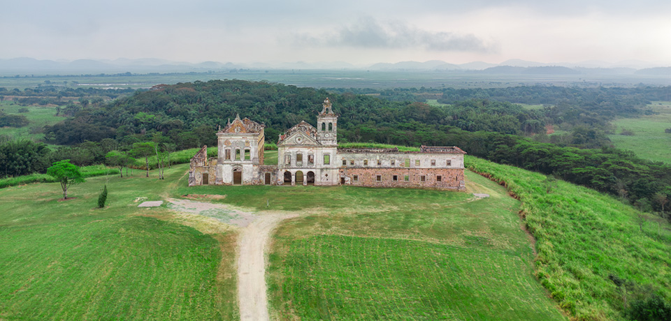 Fotografia aérea diurna das ruínas do Convento São Boaventura.