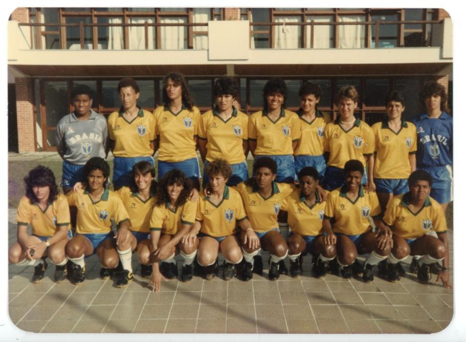 Time completo da seleção brasileira de 1991, com nove mulheres em pé e nove mulheres agachadas à frente, todas com uniforme do Brasil.