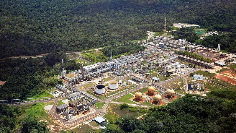 Vista aérea da unidade da Petrobras em Urucu, no Amazonas, cercada pela densa floresta amazônica e áreas de reflorestamento.