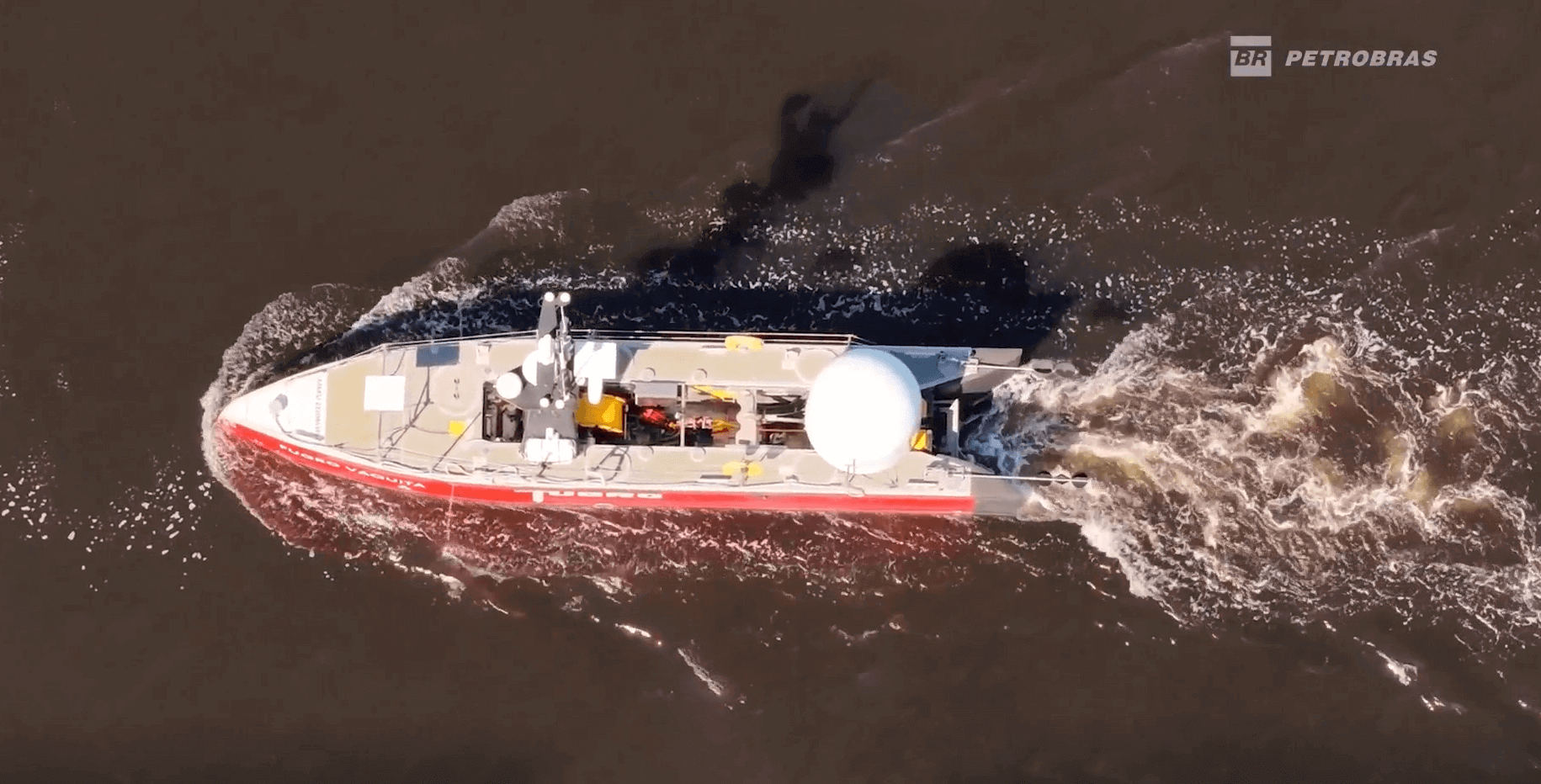 Fotografia diurna aérea do veículo Fugro Vaquita em movimento no mar.