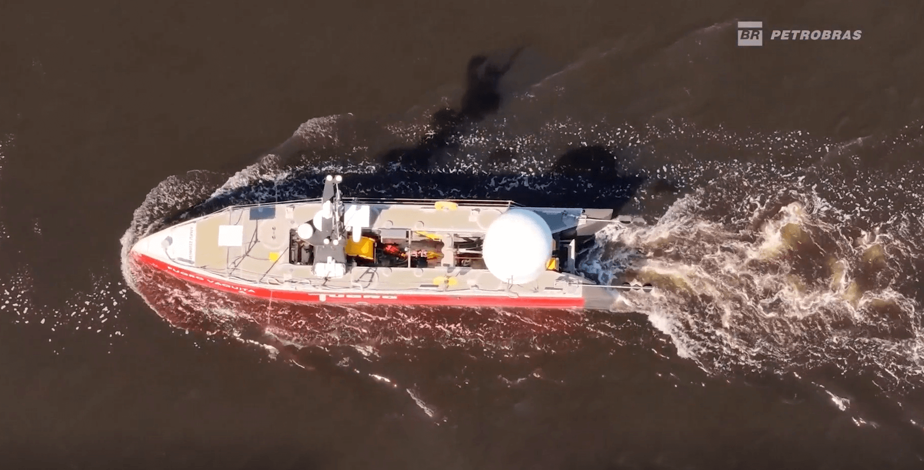 Fotografia diurna aérea do veículo Fugro Vaquita em movimento no mar.