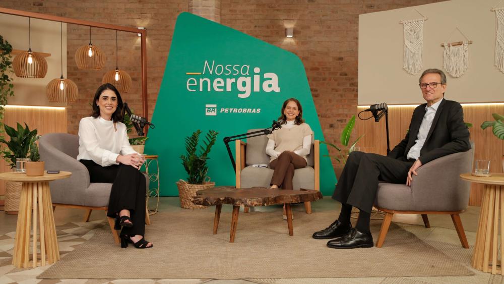 Três colaboradores da Petrobras discutindo sobre Transição Energética