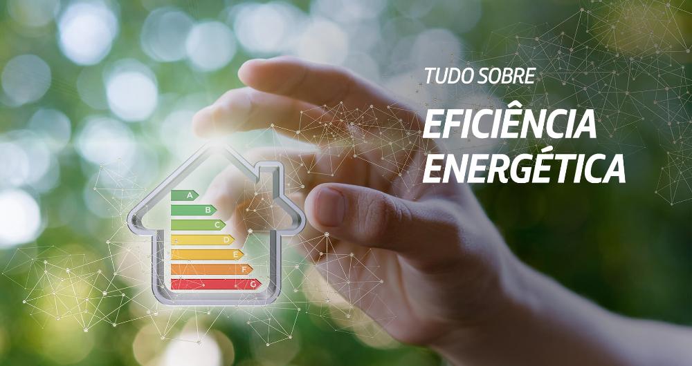 Uma mão aberta num momento de que irá pegar algo. Entre os dedos, há uma ilustração do contorno de uma casa com os selos de eficiência energética, de A a G, dentro dela.