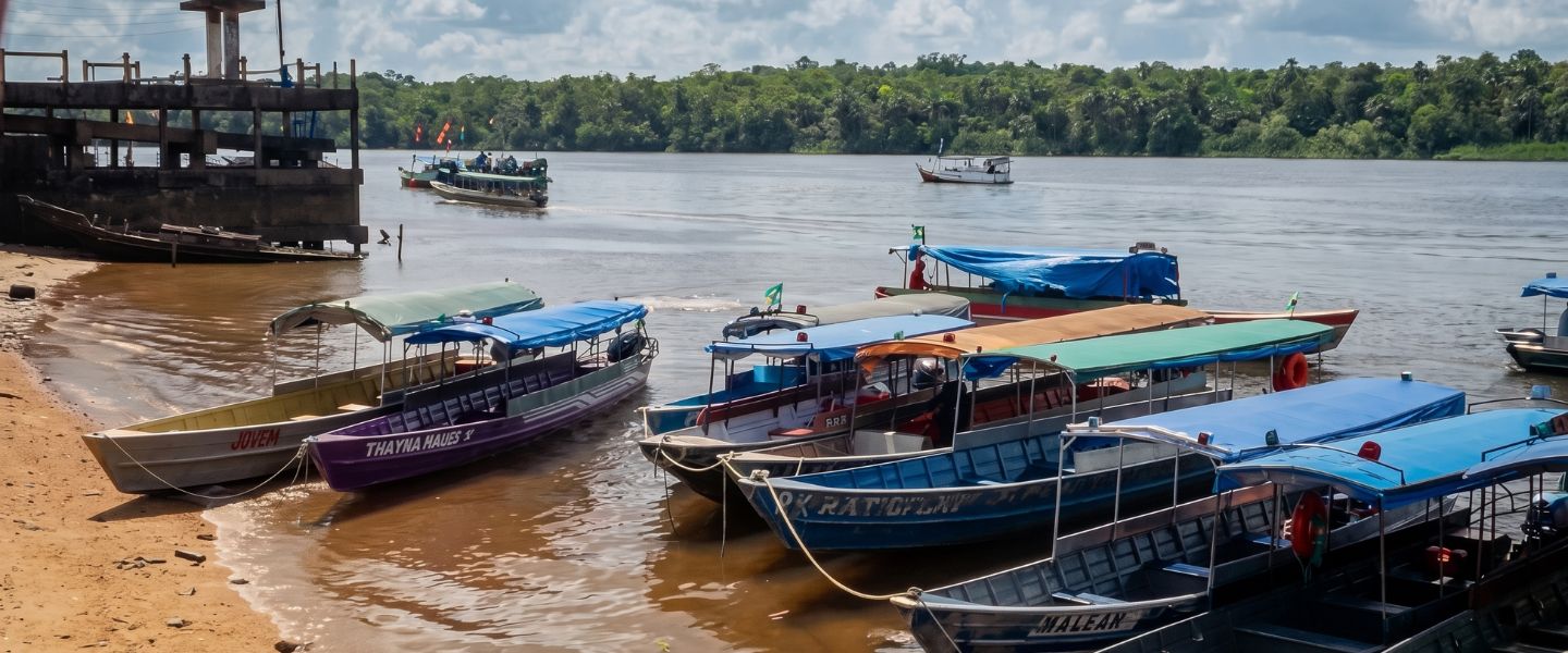 barcos da comunidade ribeirinha com o rio ao fundo
